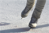 weiße Schlittschuhe beim Eislaufen